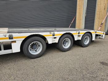 MAX 110 / 3 X STEERING AXLE / HYDRAULIC RAMP